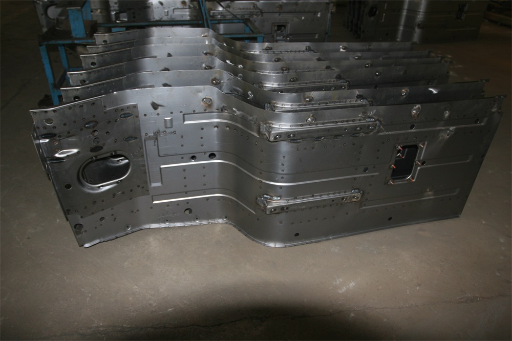 中國(guó)重汽重卡保險(xiǎn)杠總成